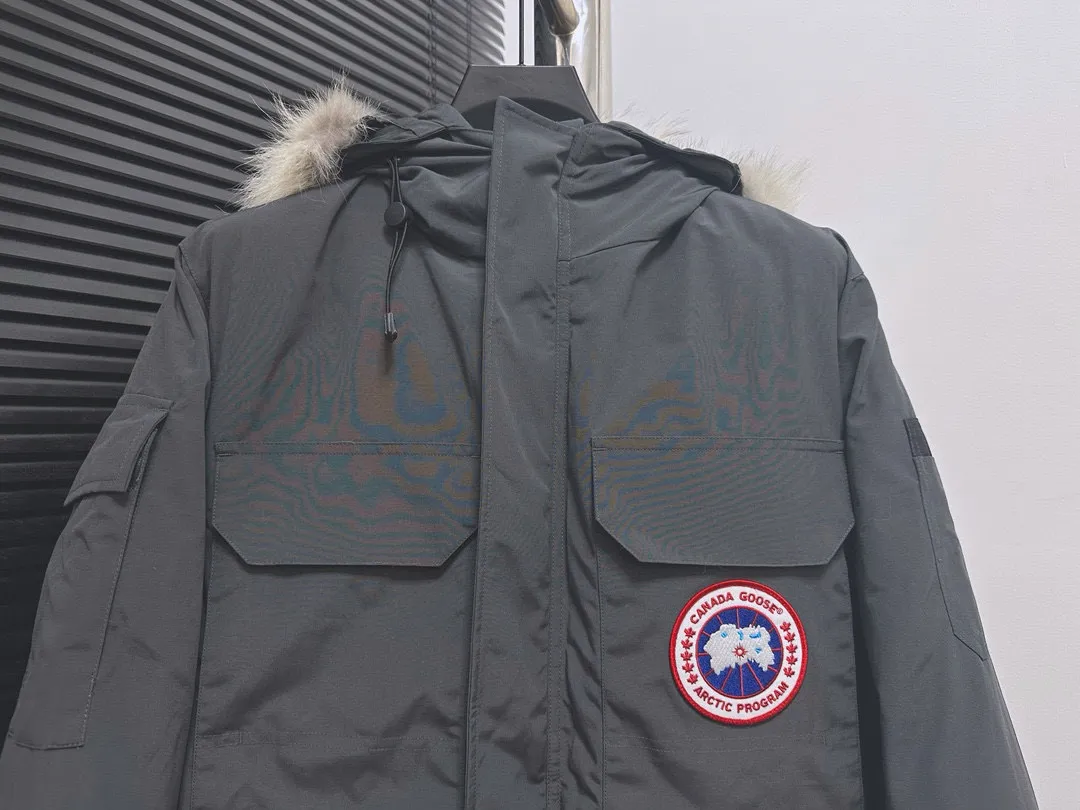 P780 top purchasing version graphite gray (wolf hair quality optional) 🇨🇦CANADA GOOES 24 new models 08/couple style Factory direct supply: supplying global purchasing agents, micro-business, entities, Tmall, high-end stalls and studio cooperation, free shipping! Canada Goose Expedition Parka 2008 is the same style for men and women. It is mid-length and the most timeless classic. All Arctic and Antarctic scientific expedition teams choose Canada Goose as their cold-proof equipment. It is the Rolls-Royce of down jackets. ➖ Industry-leading anti-counterfeiting chip sensing. ➖ Imported Behringer embroidery machines and customized embroidery labels, the highest level and industry leading. ➖ Imported Korean 21-count polyester-cotton blended original fabric, TC85 waterproof coated fabric, water-repellent, windproof and wear-resistant. ➖ The new national standard 80 white duck down is filled with an average of 520 grams of down. The amount of down filled is industry-leading. ➖ 100% nylon lining with double double-layer sealing design to prevent velvet running, and seamless thread design on the cuffs! ➖ Western Canadian Green Wolf Collar. ➖ Yoshida YKK provides original factory-customized electroplated sliders. YKK two-way lockable zippers are tight and smooth and do not peel off paint. ➖ 3M composite Velcro is durable and the accessories and hardware are all custom-made. Note: Our copywriting is only simple and clear. Instead of bragging about the copywriting, it is better to compare and understand with samples. Only for the purest goose, the most dedicated, the most professional, the highest quality, the highest cost performance!  Size:XS-XXL